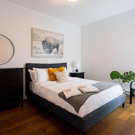 Sleek Condo In The Heart Of Little Italy By Den Stays Montreal Luaran gambar
