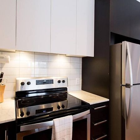 Sleek Condo In The Heart Of Little Italy By Den Stays Montreal Luaran gambar