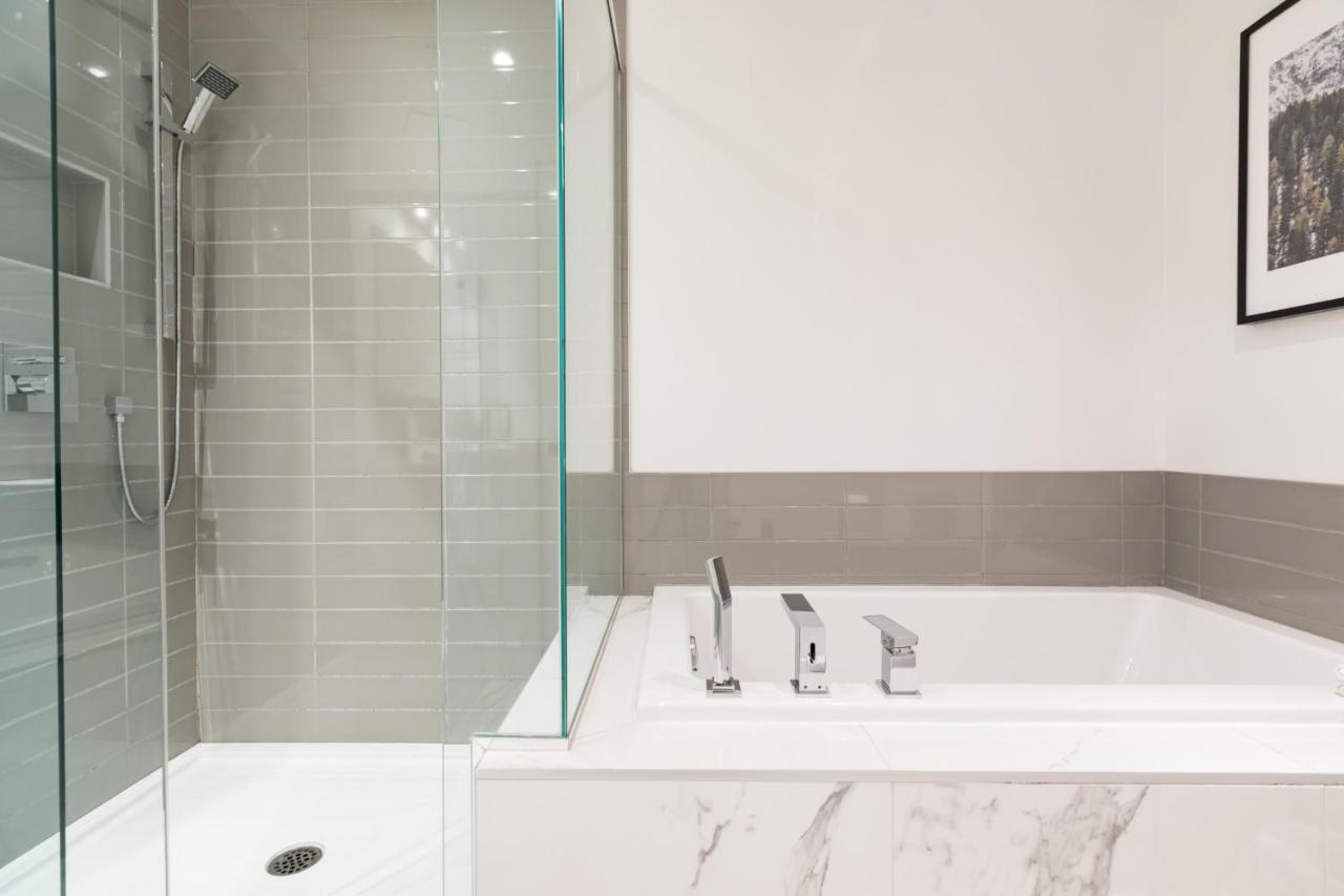 Sleek Condo In The Heart Of Little Italy By Den Stays Montreal Bilik gambar