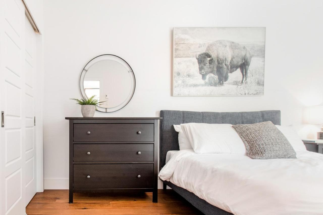 Sleek Condo In The Heart Of Little Italy By Den Stays Montreal Bilik gambar