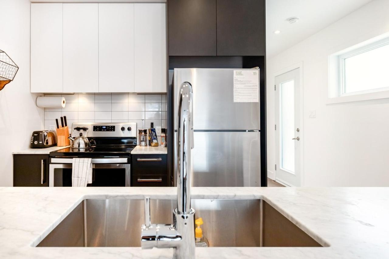 Sleek Condo In The Heart Of Little Italy By Den Stays Montreal Bilik gambar