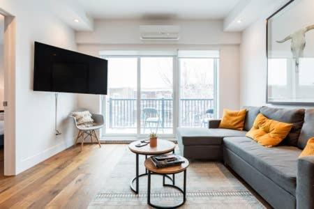 Sleek Condo In The Heart Of Little Italy By Den Stays Montreal Bilik gambar