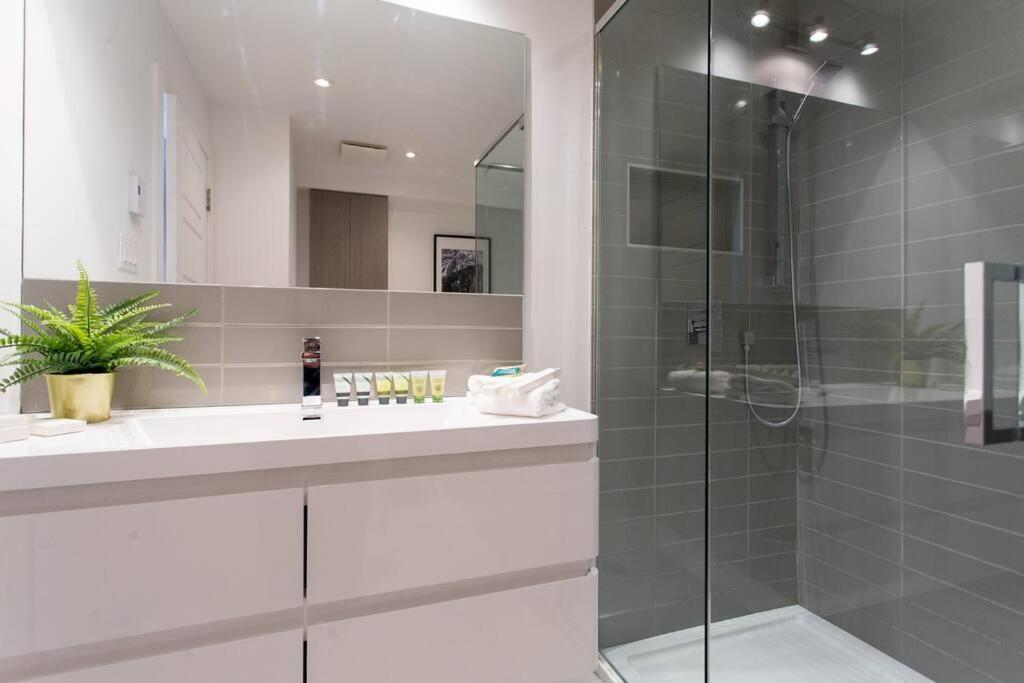 Sleek Condo In The Heart Of Little Italy By Den Stays Montreal Luaran gambar
