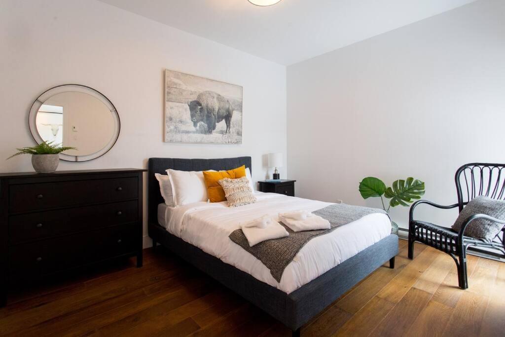 Sleek Condo In The Heart Of Little Italy By Den Stays Montreal Luaran gambar