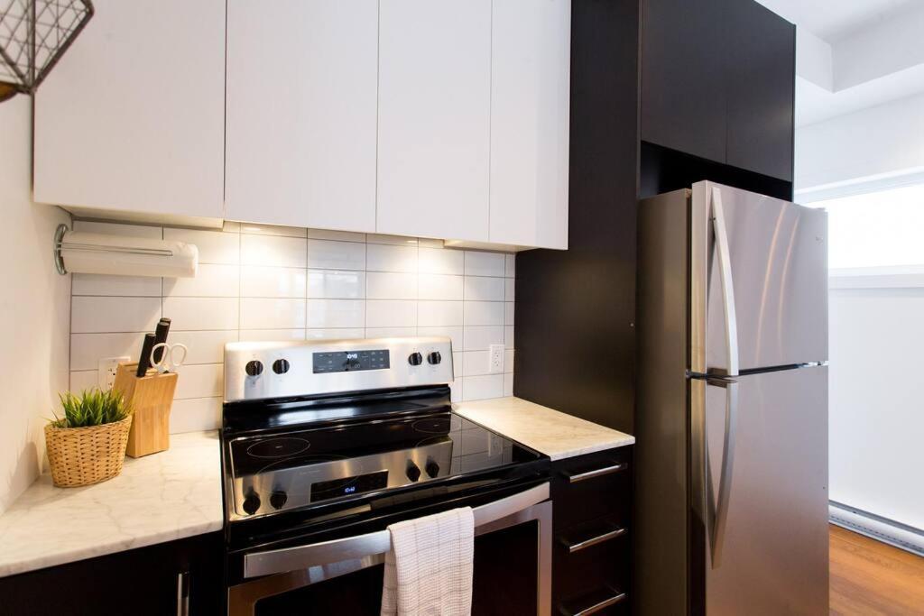 Sleek Condo In The Heart Of Little Italy By Den Stays Montreal Luaran gambar