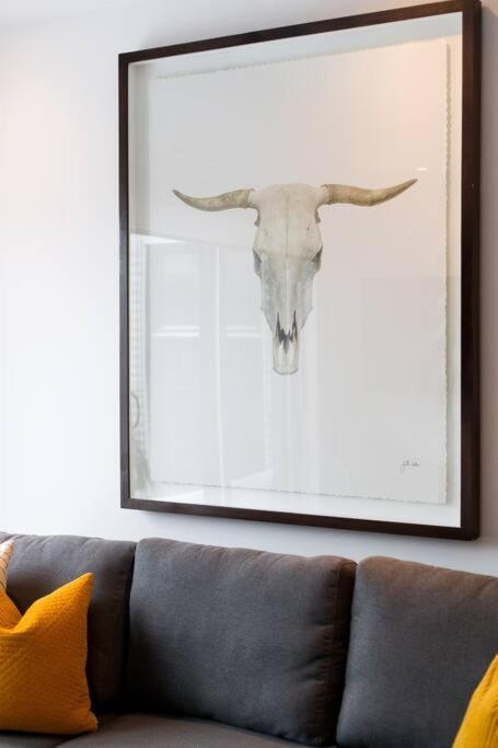 Sleek Condo In The Heart Of Little Italy By Den Stays Montreal Luaran gambar