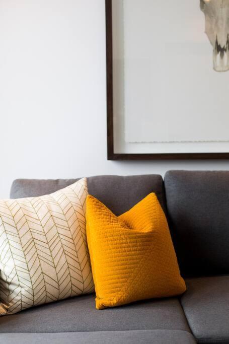 Sleek Condo In The Heart Of Little Italy By Den Stays Montreal Luaran gambar