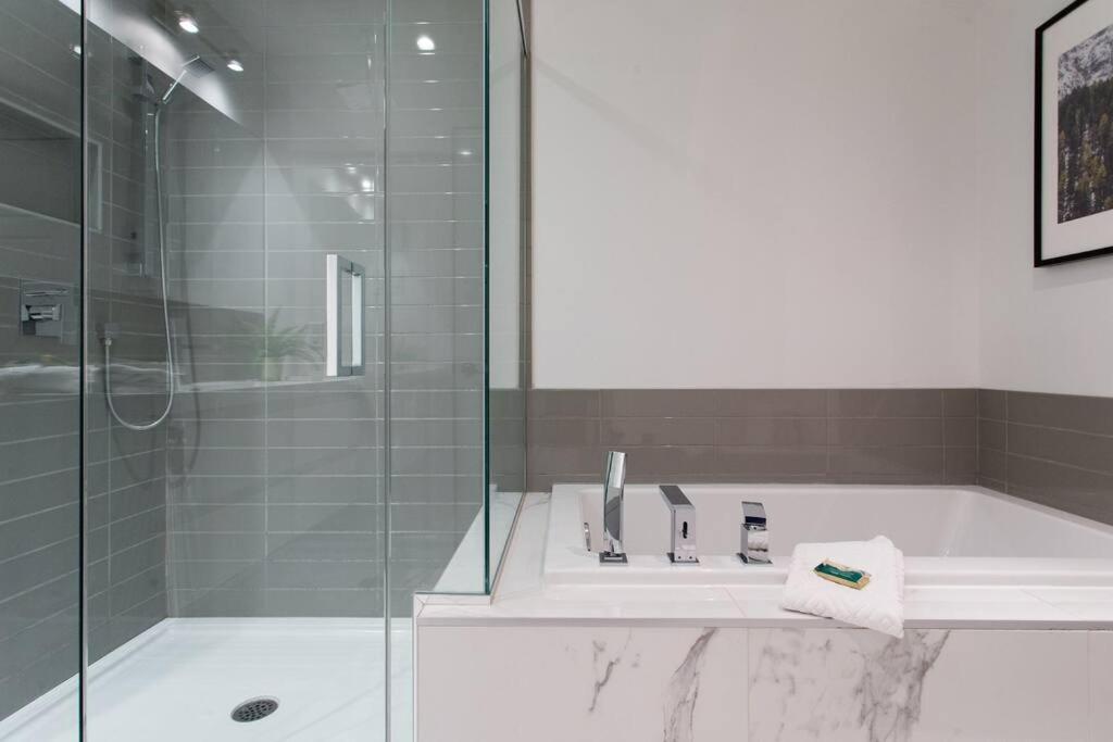 Sleek Condo In The Heart Of Little Italy By Den Stays Montreal Luaran gambar