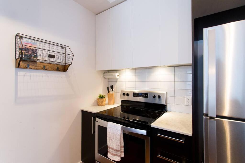Sleek Condo In The Heart Of Little Italy By Den Stays Montreal Luaran gambar