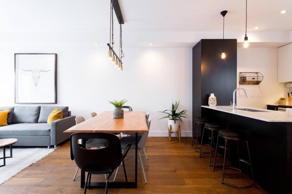 Sleek Condo In The Heart Of Little Italy By Den Stays Montreal Luaran gambar