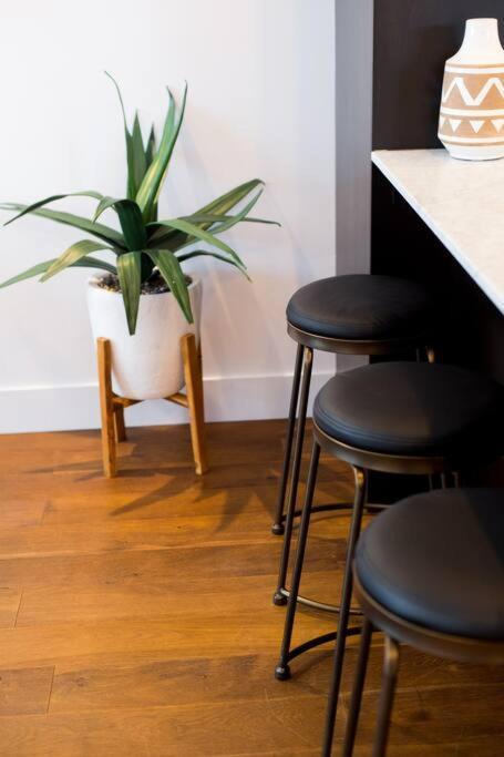 Sleek Condo In The Heart Of Little Italy By Den Stays Montreal Luaran gambar