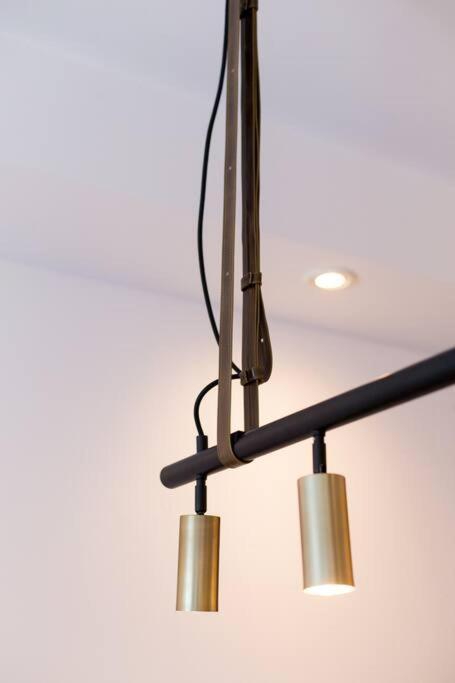Sleek Condo In The Heart Of Little Italy By Den Stays Montreal Luaran gambar