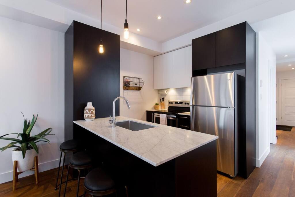 Sleek Condo In The Heart Of Little Italy By Den Stays Montreal Luaran gambar