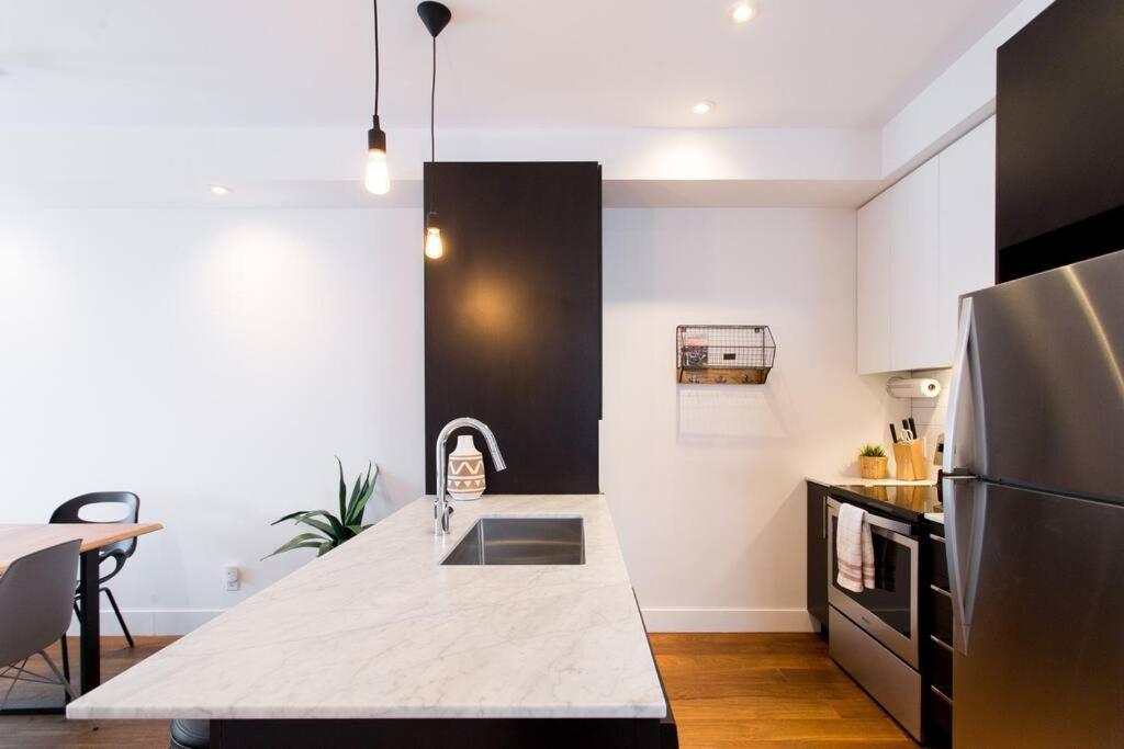 Sleek Condo In The Heart Of Little Italy By Den Stays Montreal Luaran gambar