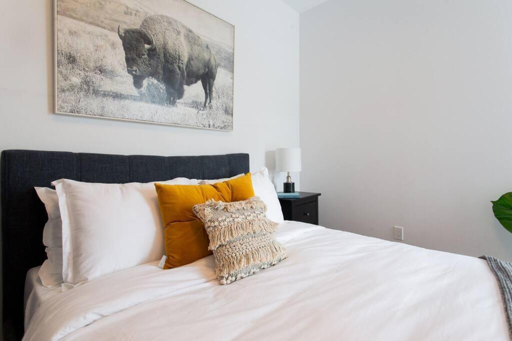 Sleek Condo In The Heart Of Little Italy By Den Stays Montreal Luaran gambar