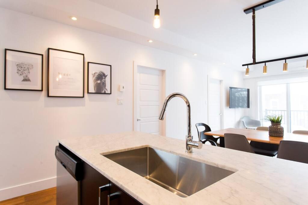 Sleek Condo In The Heart Of Little Italy By Den Stays Montreal Luaran gambar