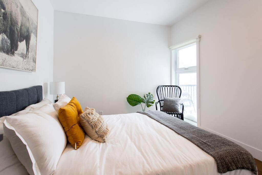 Sleek Condo In The Heart Of Little Italy By Den Stays Montreal Luaran gambar