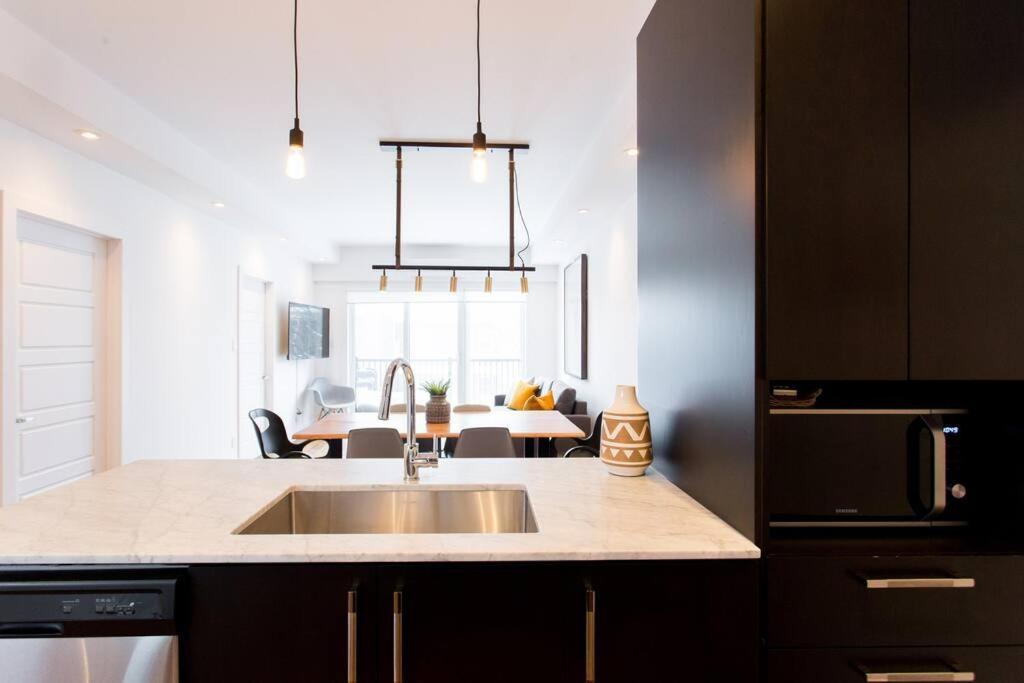 Sleek Condo In The Heart Of Little Italy By Den Stays Montreal Luaran gambar