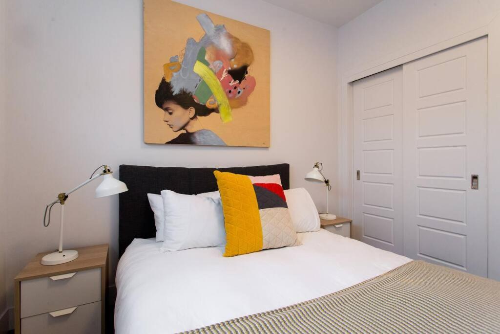 Sleek Condo In The Heart Of Little Italy By Den Stays Montreal Luaran gambar
